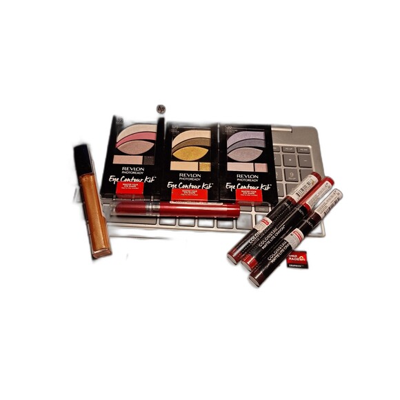 8-piece Revlon makeup collection.  Sealed - Picture 1 of 9